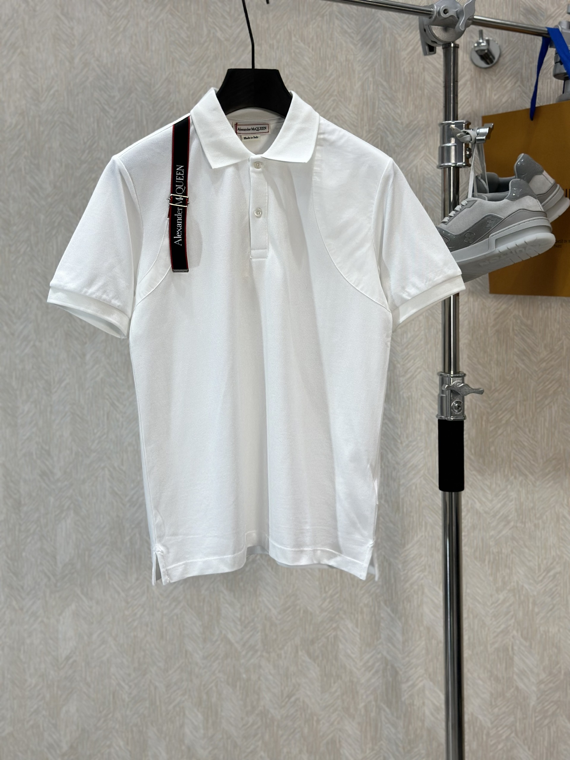 Áo polo McQueen MCQ trơn phối tag vạt vai Like Auth 1-1 on web VTN